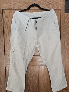 Columbia Women's Light Beige Capris
